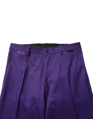 Lila Wollkleid schmal geschnittene Herrenhosen
