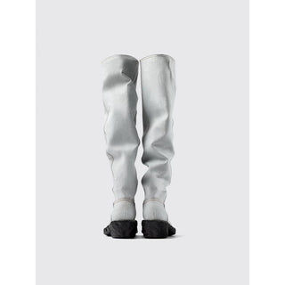 Blaue Jeans- und Gummistiefeletten