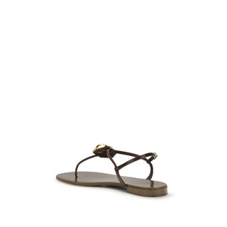 Braune flache Sandalen aus Edelstahl