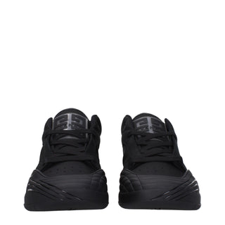 Schwarze Low-Top-Sneaker aus Stoff
