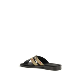 Flache Sandalen aus schwarzem Kalbsleder (Bos taurus)