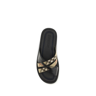 Flache Sandalen aus schwarzem Kalbsleder (Bos taurus)