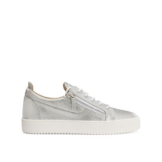 Sneakers aus silbernem Stoff