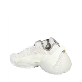 Weiße Sportschuhe aus Polyethylen