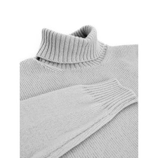Grauer Wollrollkragenpullover