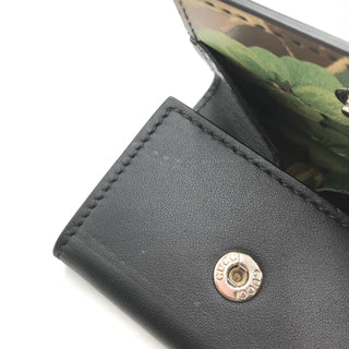Cartera Compacta de Cuero con Diseño Elegante