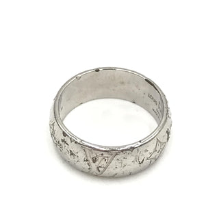 Anillo de Banda Monograma en Tono Plateado