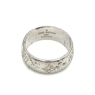 Anillo de Banda Monograma en Tono Plateado
