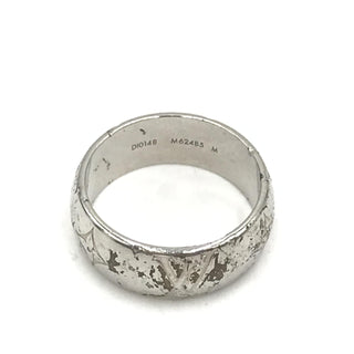 Anillo de Banda Monograma en Tono Plateado