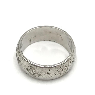 Anillo de Banda Monograma en Tono Plateado