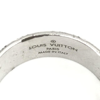 Anillo de Banda Monograma en Tono Plateado