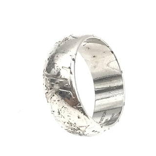 Anillo de Banda Monograma en Tono Plateado