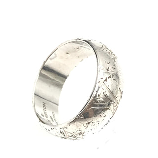 Anillo de Banda Monograma en Tono Plateado