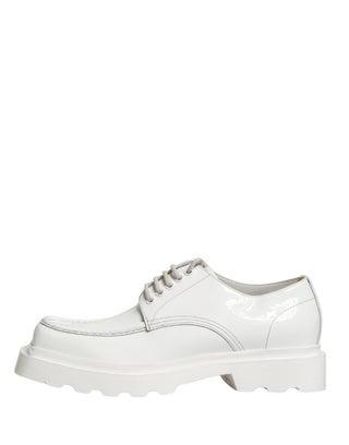 Derby-Schuhe mit klobiger Sohle aus weißem Leder