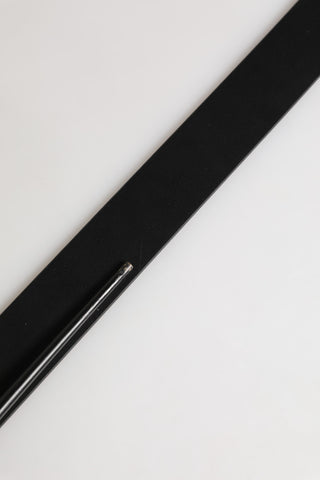 Cinturón negro de cuero de becerro con hebilla metálica dorada