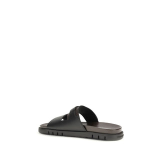 Flache Sandalen aus schwarzem Kalbsleder (Bos taurus)