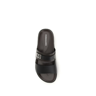 Flache Sandalen aus schwarzem Kalbsleder (Bos taurus)