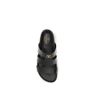 Sandalen aus schwarzem Kalbsleder (Bos taurus)