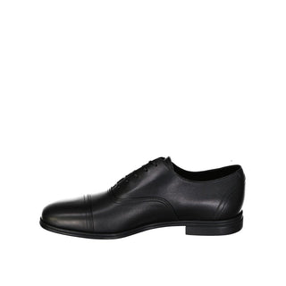 Schwarze Lederschuhe