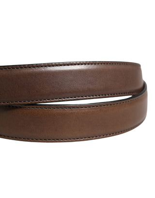 Cinturón clásico de cuero marrón para hombre con hebilla metálica