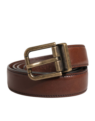 Cinturón clásico de cuero marrón para hombre con hebilla metálica