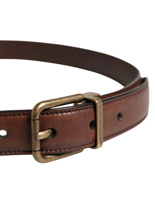 Cinturón clásico de cuero marrón para hombre con hebilla metálica