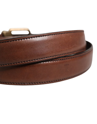 Cinturón clásico de cuero marrón para hombre con hebilla metálica