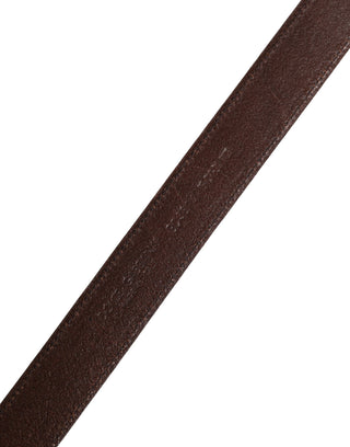 Cinturón clásico de cuero marrón para hombre con hebilla metálica