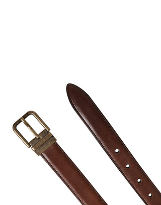 Cinturón clásico de cuero marrón para hombre con hebilla metálica