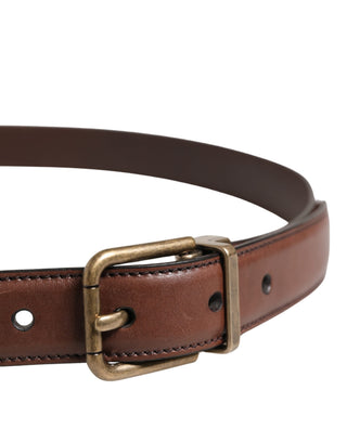 Cinturón clásico de cuero marrón para hombre con hebilla metálica