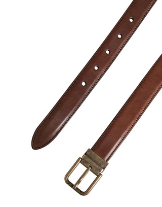 Cinturón clásico de cuero marrón para hombre con hebilla metálica