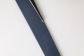 Blauer Ledergürtel aus Kalbsleder mit Metallschnalle und Logo
