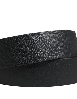 Cinturón clásico de cuero negro para hombre con hebilla metálica