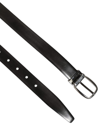 Cinturón clásico para hombre negro de cuero con hebilla metálica  