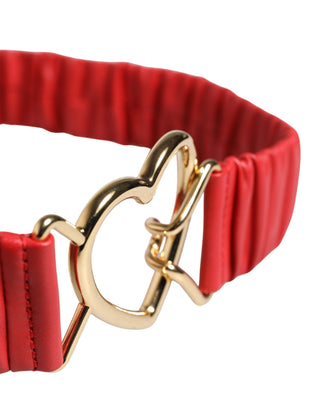 Roter Ledergürtel mit goldener Herzschnalle