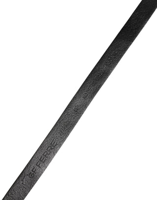Schwarzer Ledergürtel mit schmaler goldener Metallschnalle aus Messing