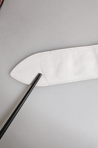 Damen Gürtel aus weißem Leder mit Verzierungen und breiter Taille