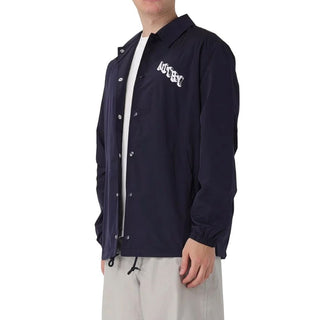 Kleidung aus blauem Polyester