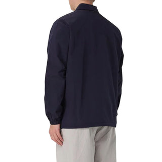 Kleidung aus blauem Polyester