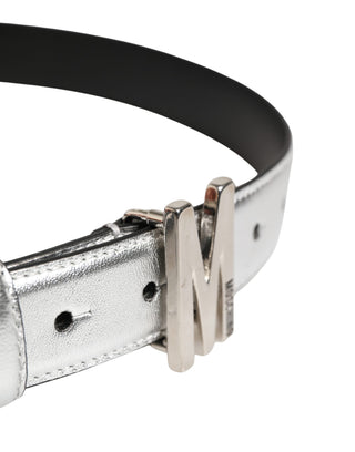 Silberner Ledergürtel mit Logo und Metallschnalle