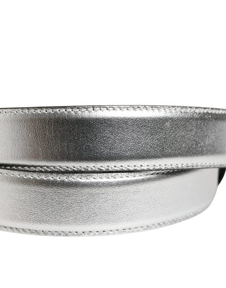 Silberner Ledergürtel mit Logo und Metallschnalle