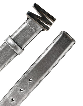 Silberner Ledergürtel mit Logo und Metallschnalle