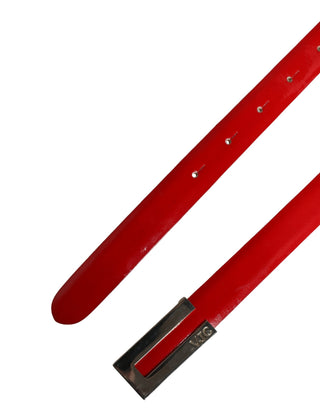 Cinturón rojo de cuero brillante con hebilla metálica