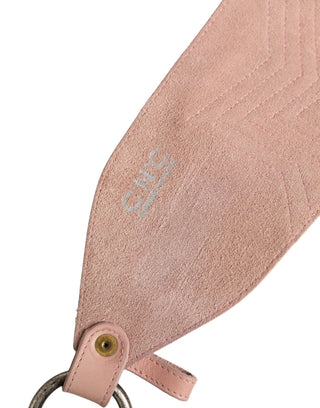 Cinturón ancho rosa claro de cuero con hebilla redonda