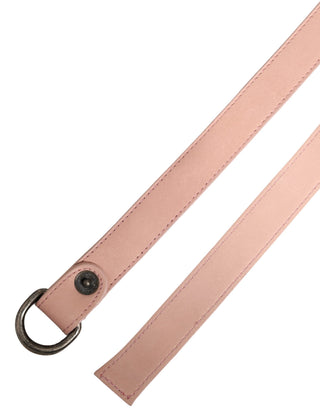Cinturón ancho rosa claro de cuero con hebilla redonda