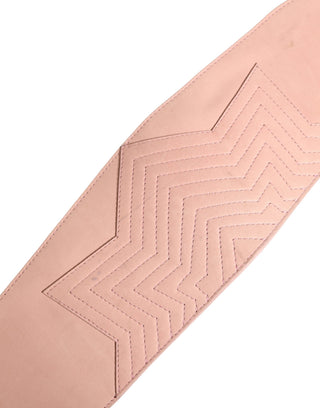 Cinturón ancho rosa claro de cuero con hebilla redonda
