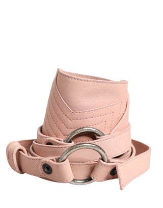 Cinturón ancho rosa claro de cuero con hebilla redonda