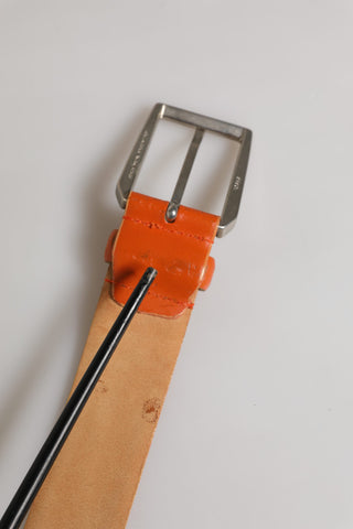 Orangefarbener Echtleder-Gürtel mit silberner Metallschnalle