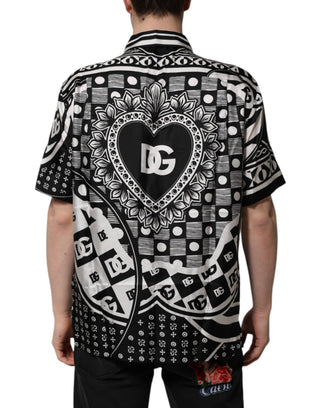 Camisa negra de seda con estampado de logo y mangas cortas