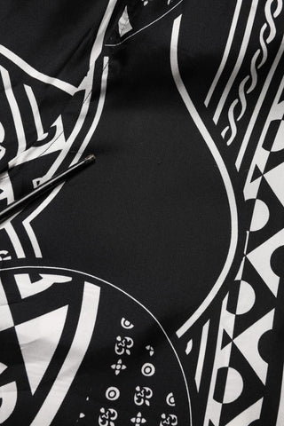 Camisa negra de seda con estampado de logo y mangas cortas